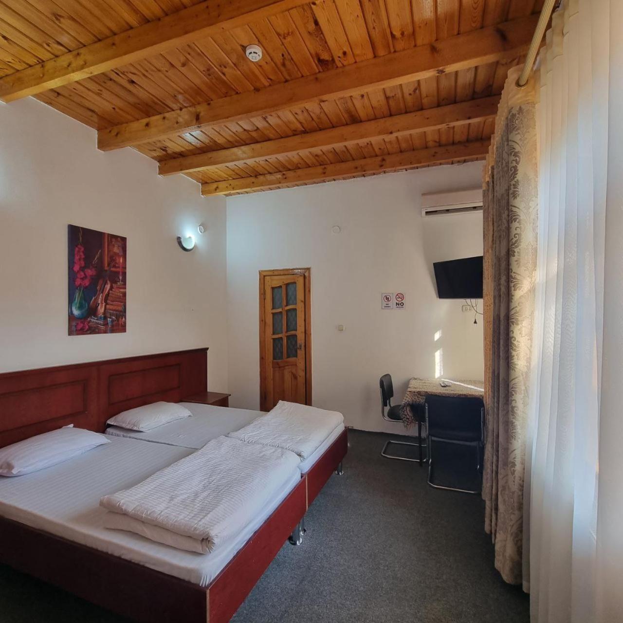 Sim Sim Hostel & Guest House Near The Church Semerkant Dış mekan fotoğraf